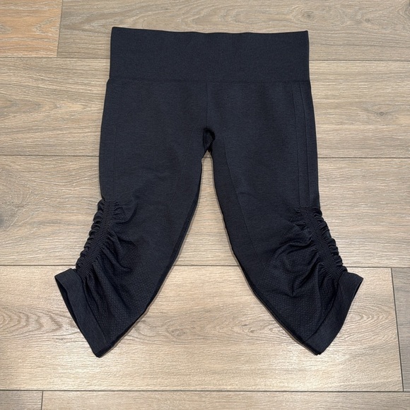 LULULEMON Black In The Flow Crop Seamless Mid Rise Active Yoga Capri Leggings 8 - Picture 2 of 12